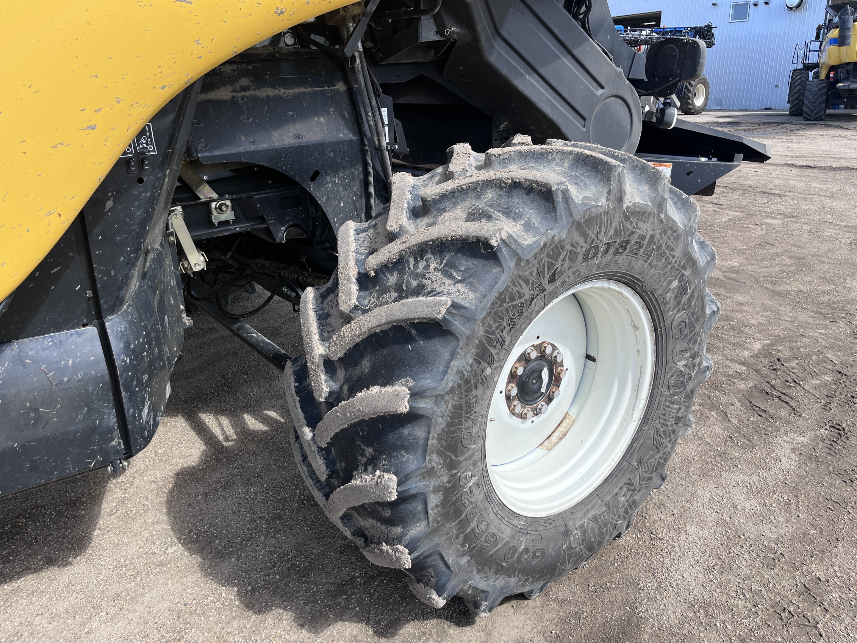 2007 New Holland CR9070 Combine