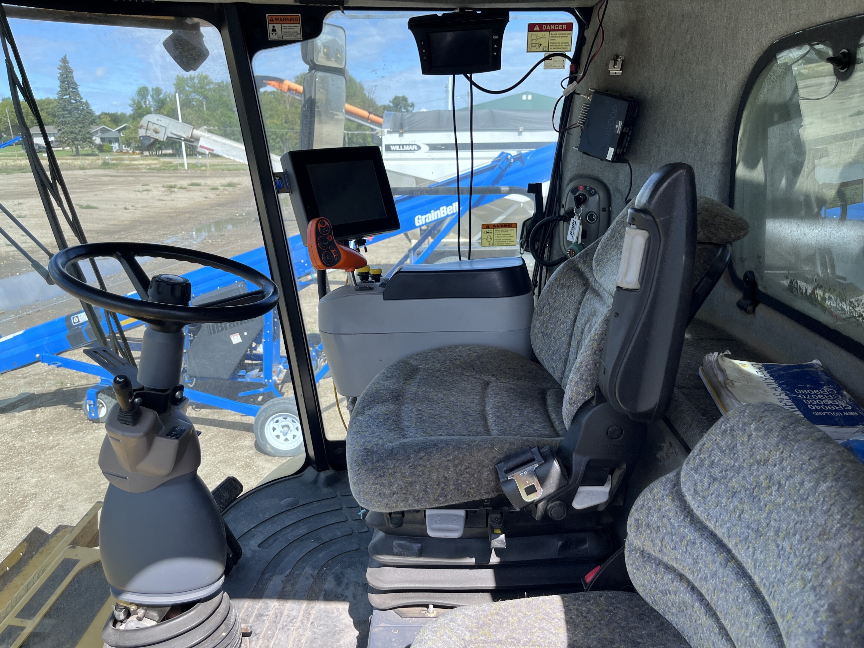 2007 New Holland CR9070 Combine