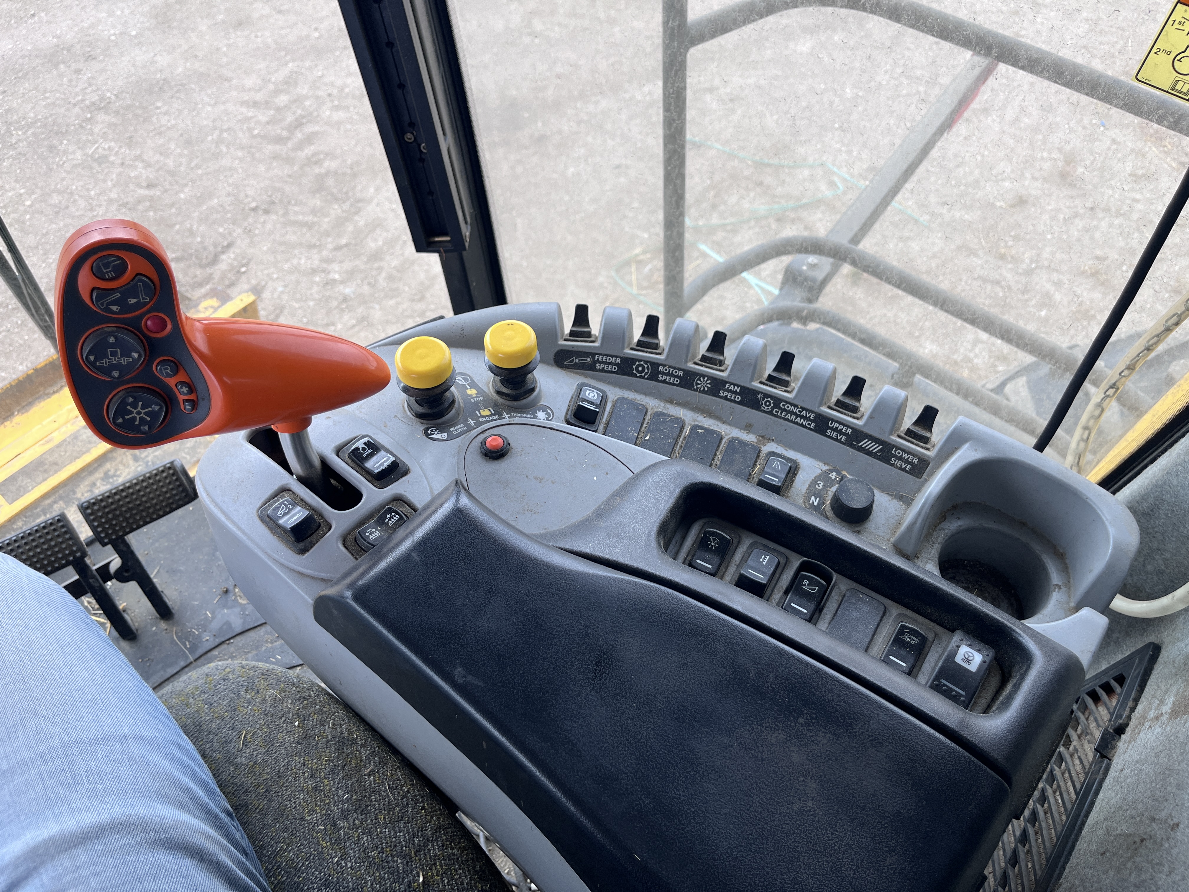 2009 New Holland CR9080 Combine