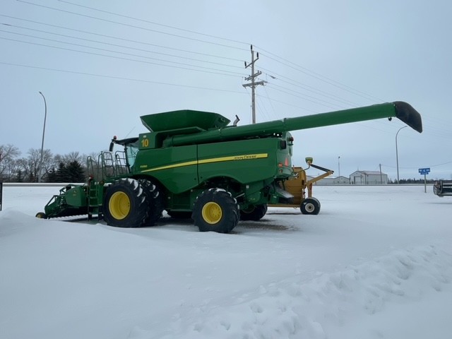 2015 John Deere S690 Combine