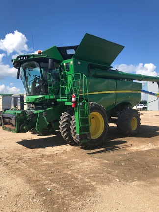 2012 John Deere S690 Combine