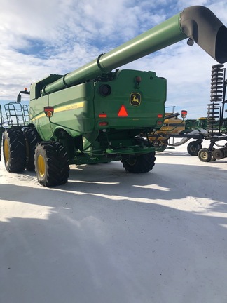 2016 John Deere S690 Combine