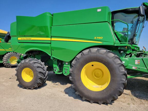 John Deere S790 Combine