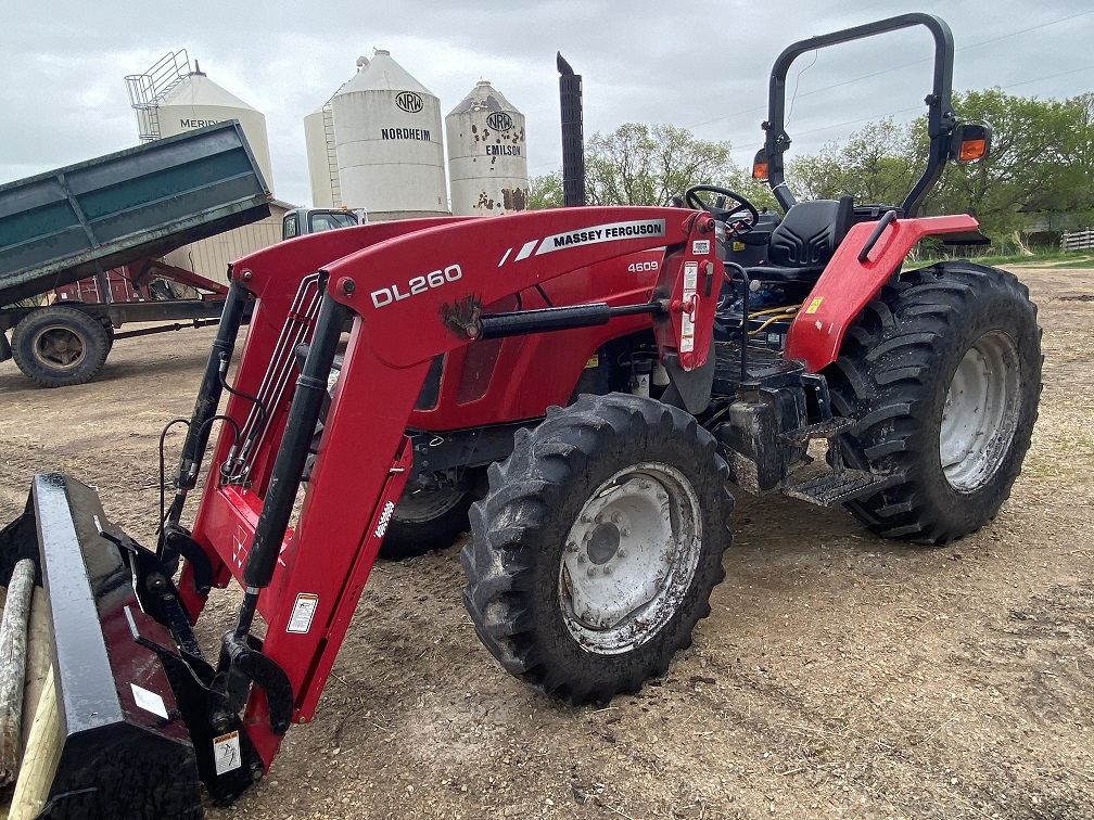 2014 Massey Ferguson 4609 Tractor