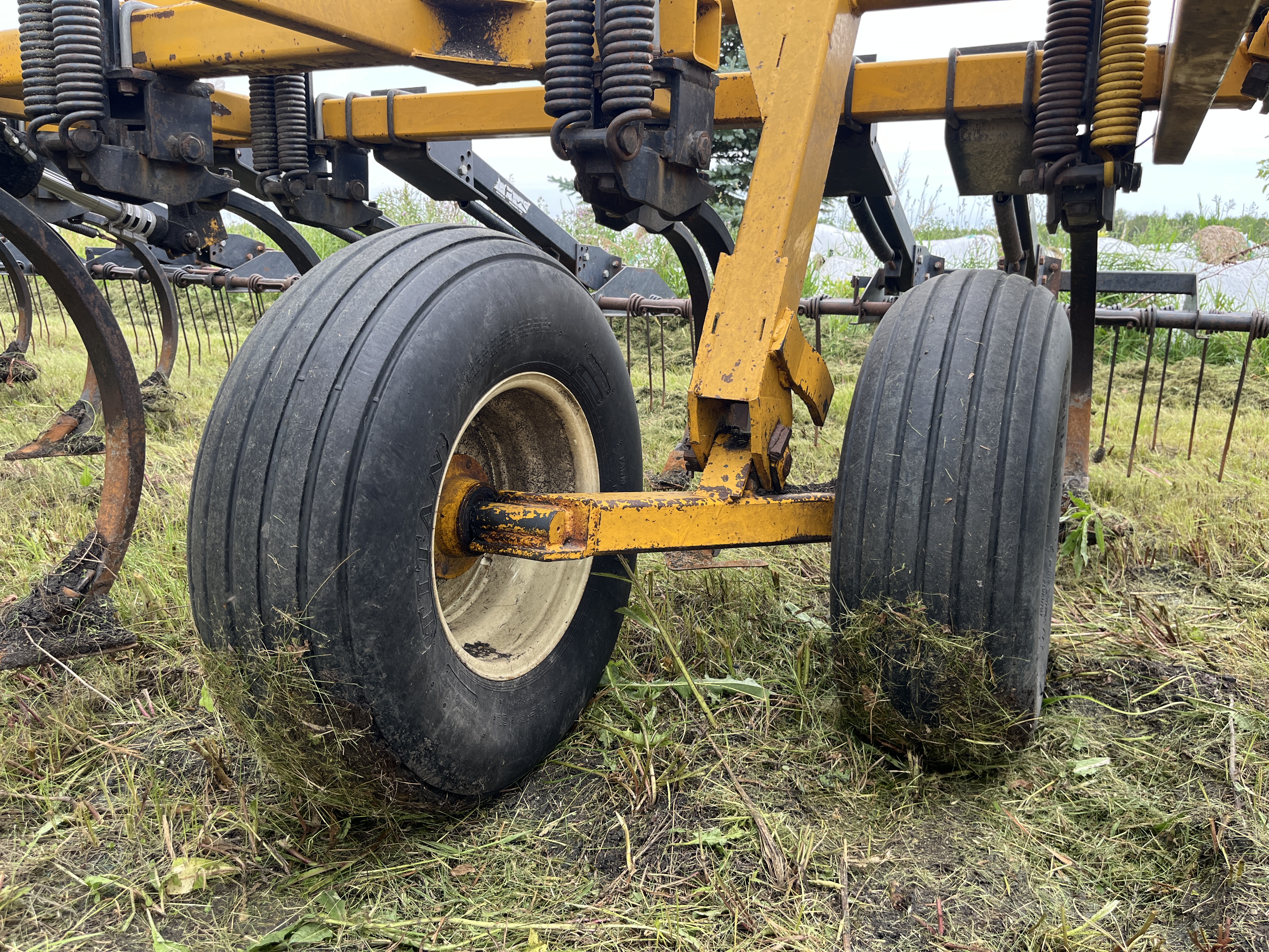 1990 Ezee-On 7400 Field Cultivator