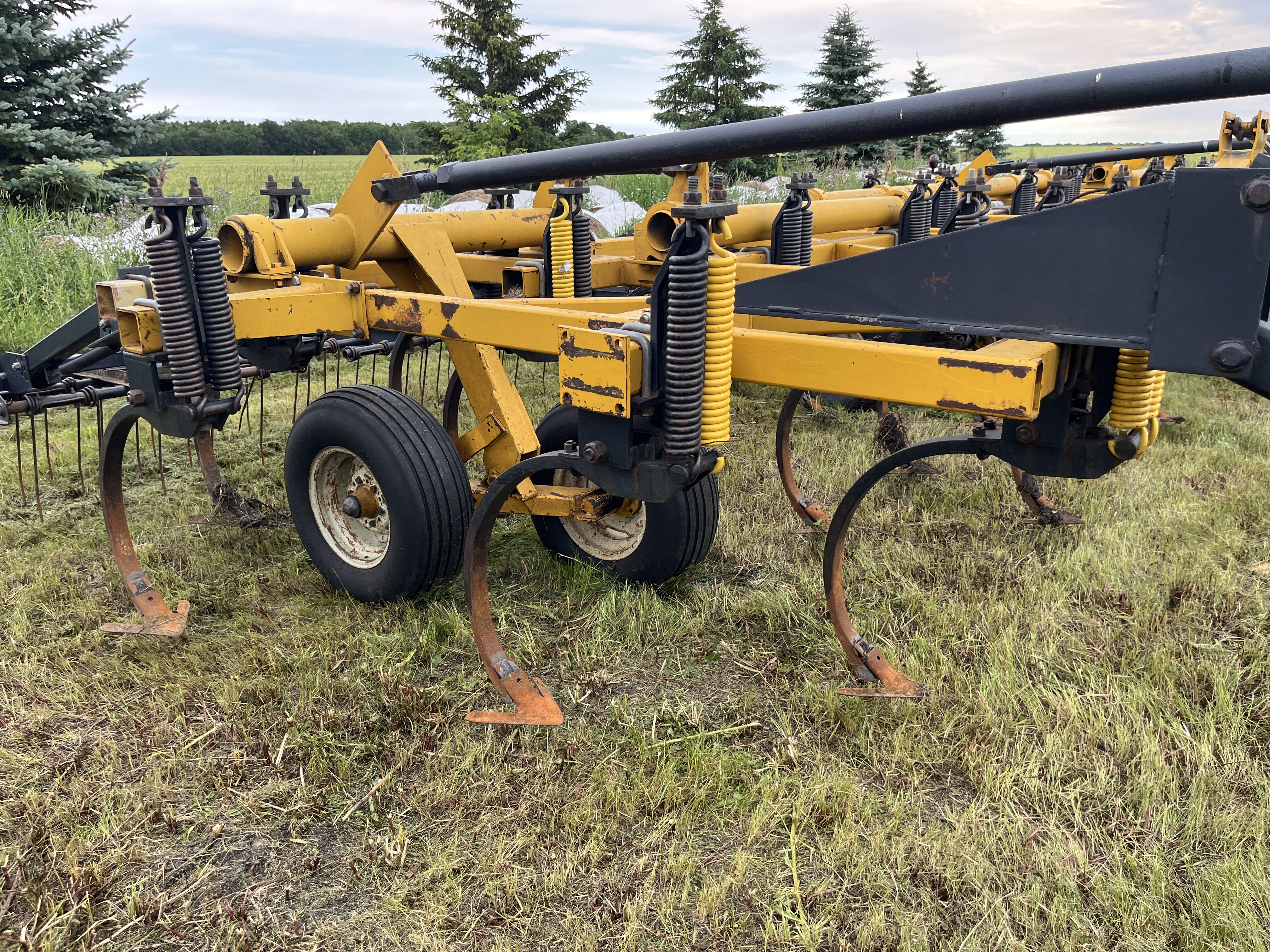 1990 Ezee-On 7400 Field Cultivator