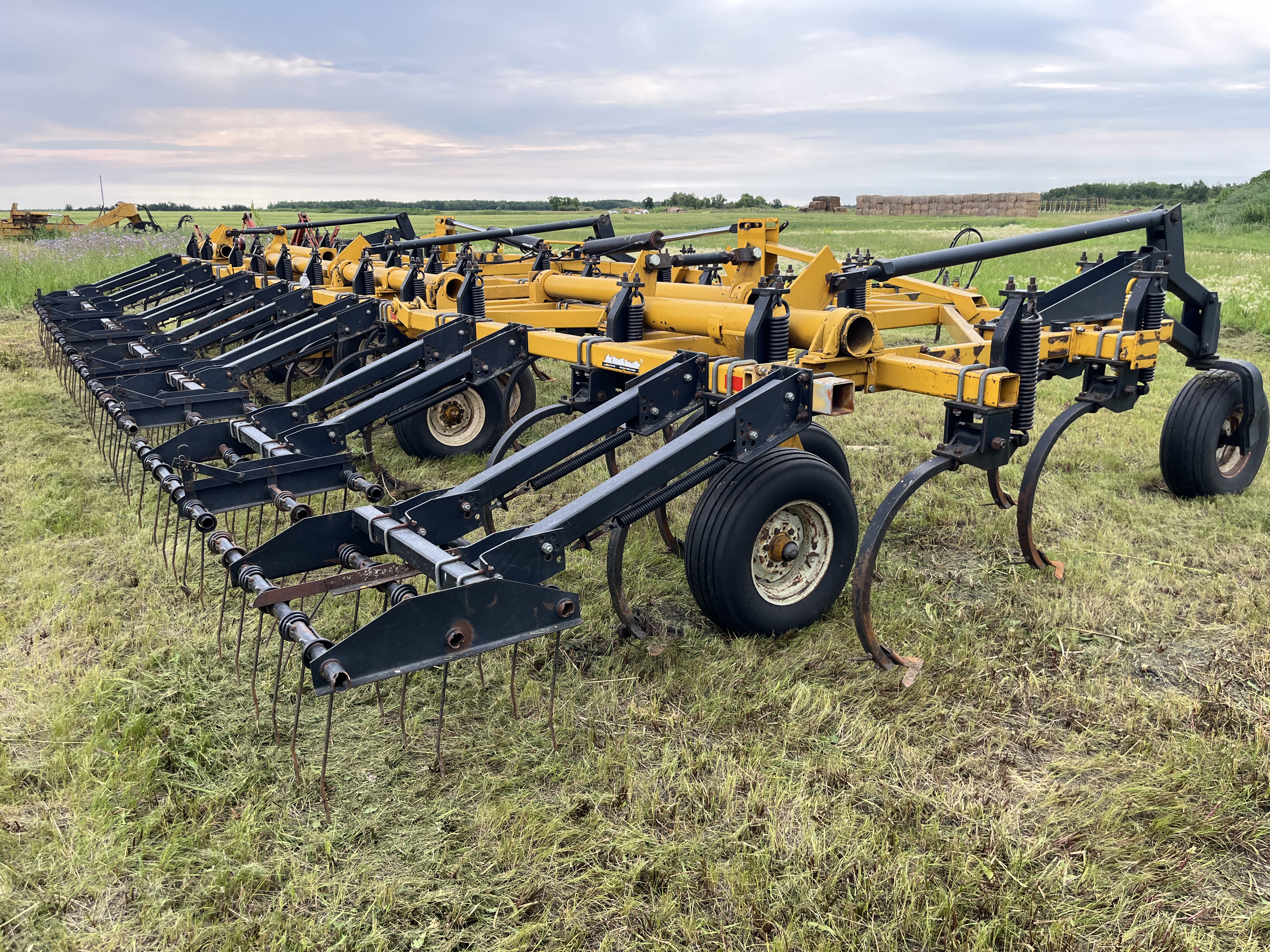1990 Ezee-On 7400 Field Cultivator