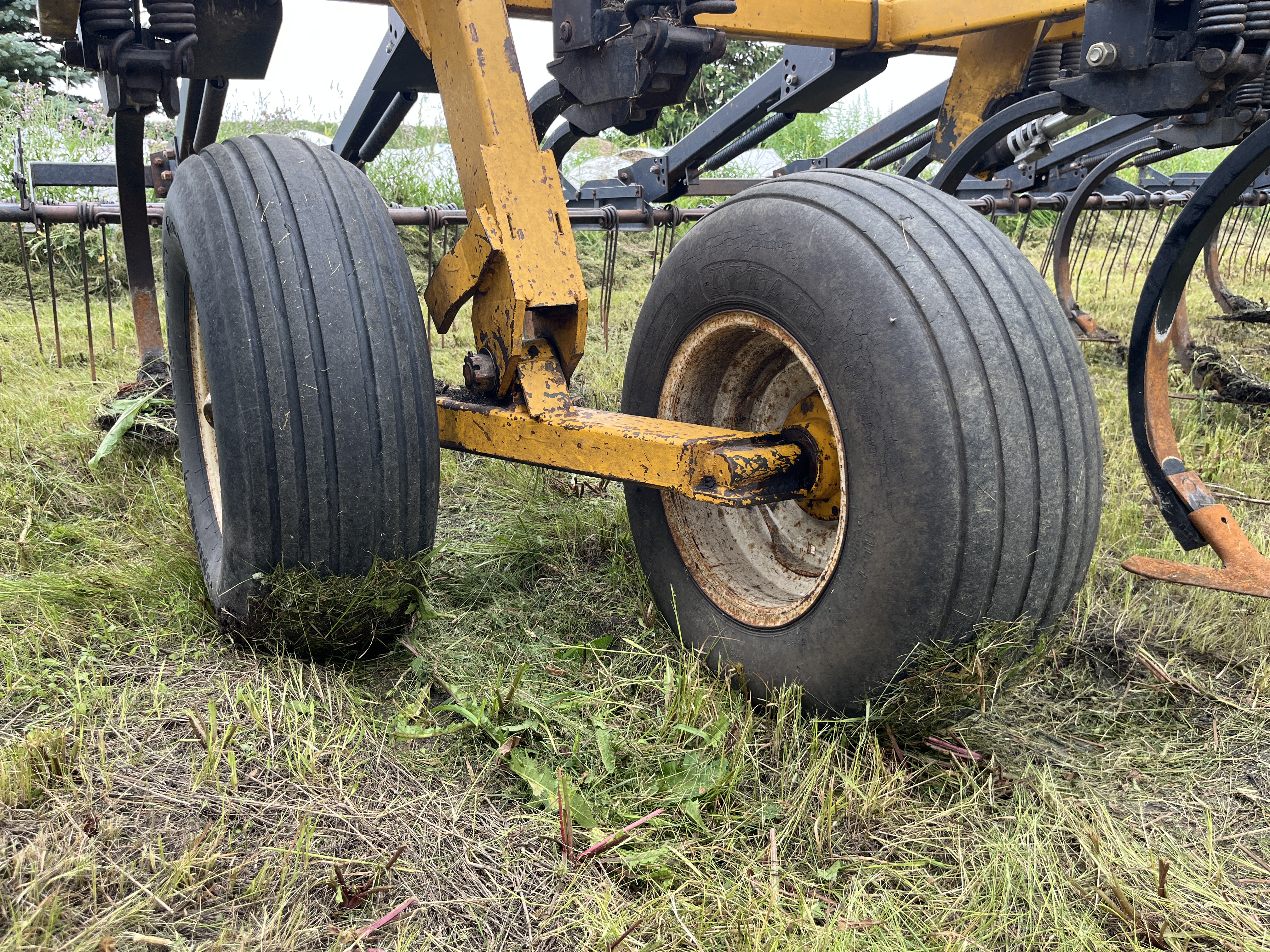 1990 Ezee-On 7400 Field Cultivator