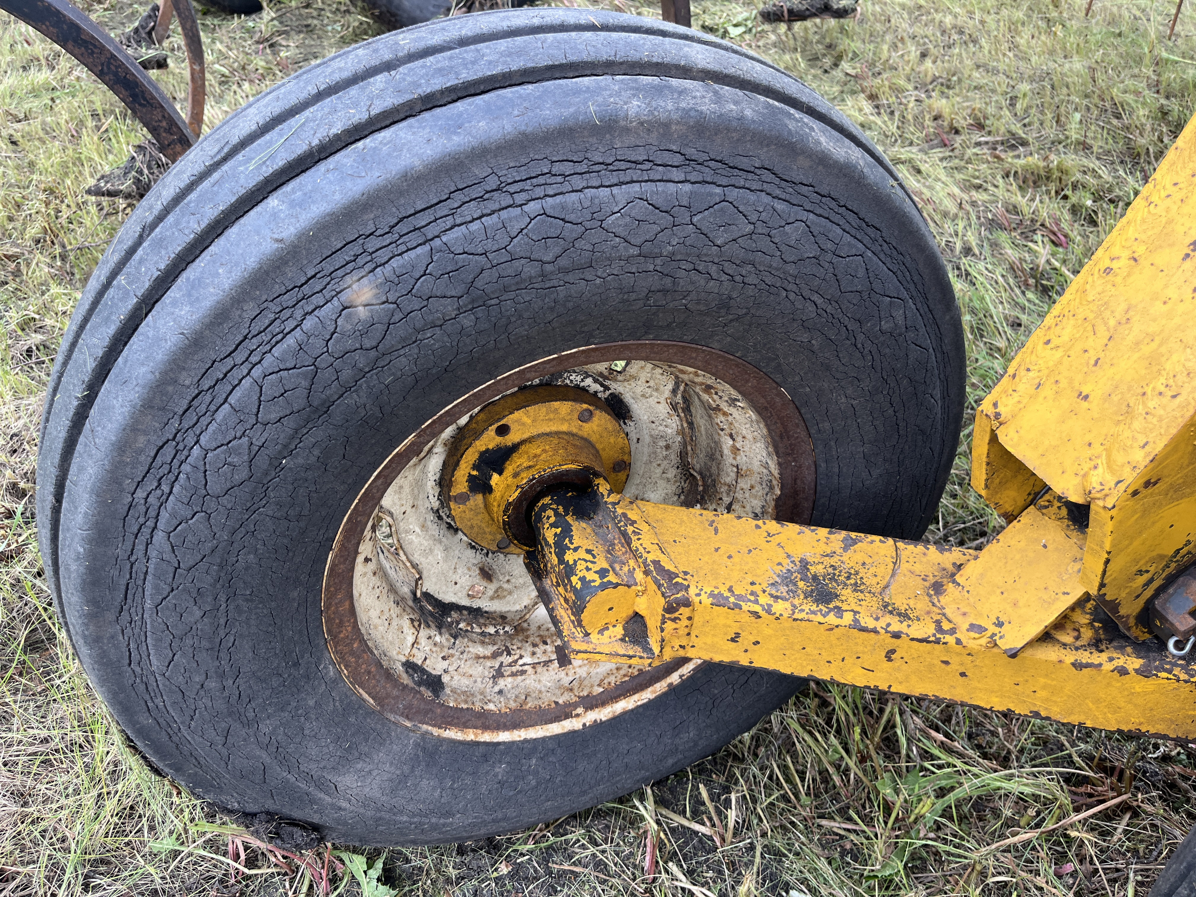 1990 Ezee-On 7400 Field Cultivator