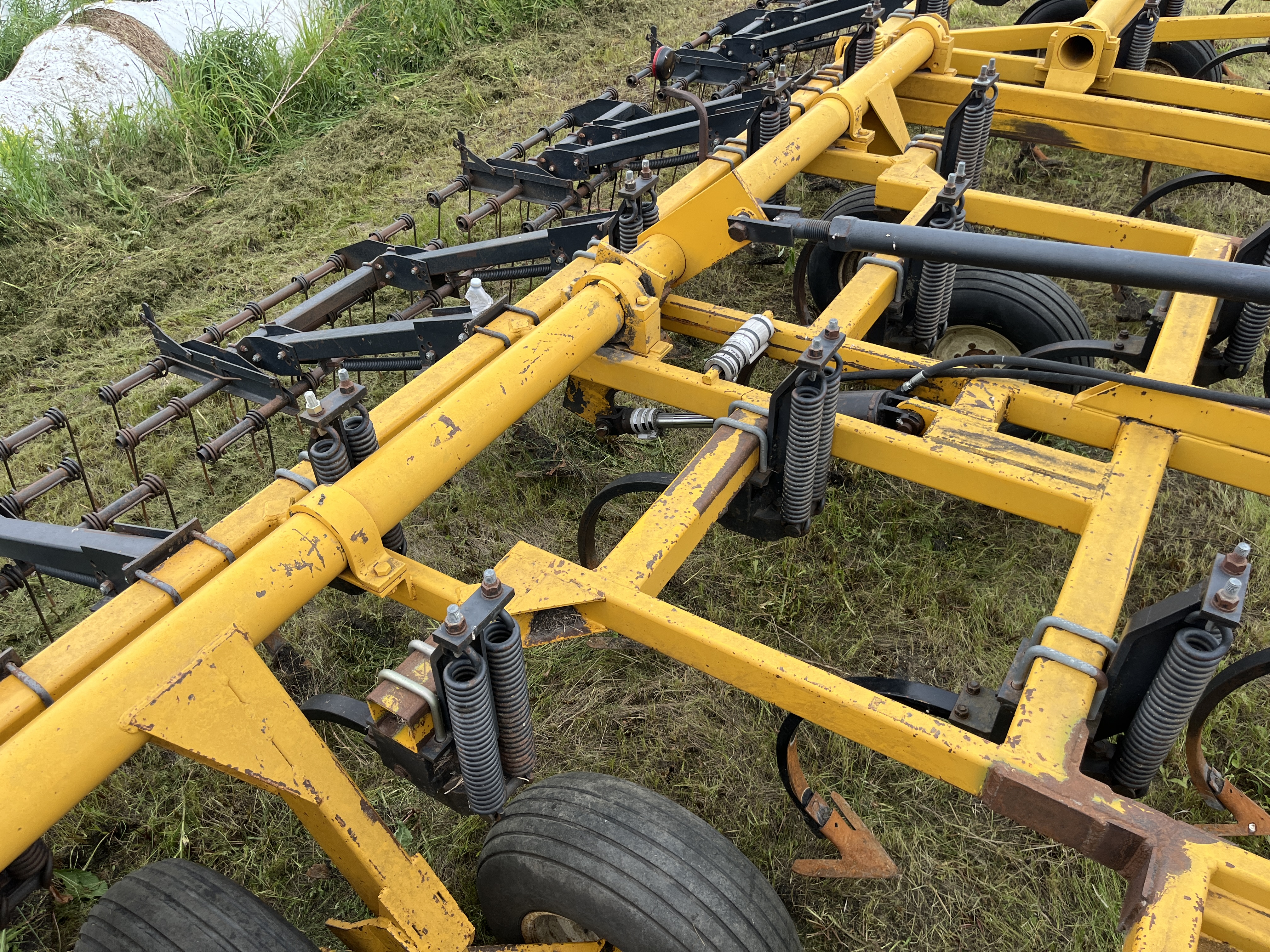 1990 Ezee-On 7400 Field Cultivator