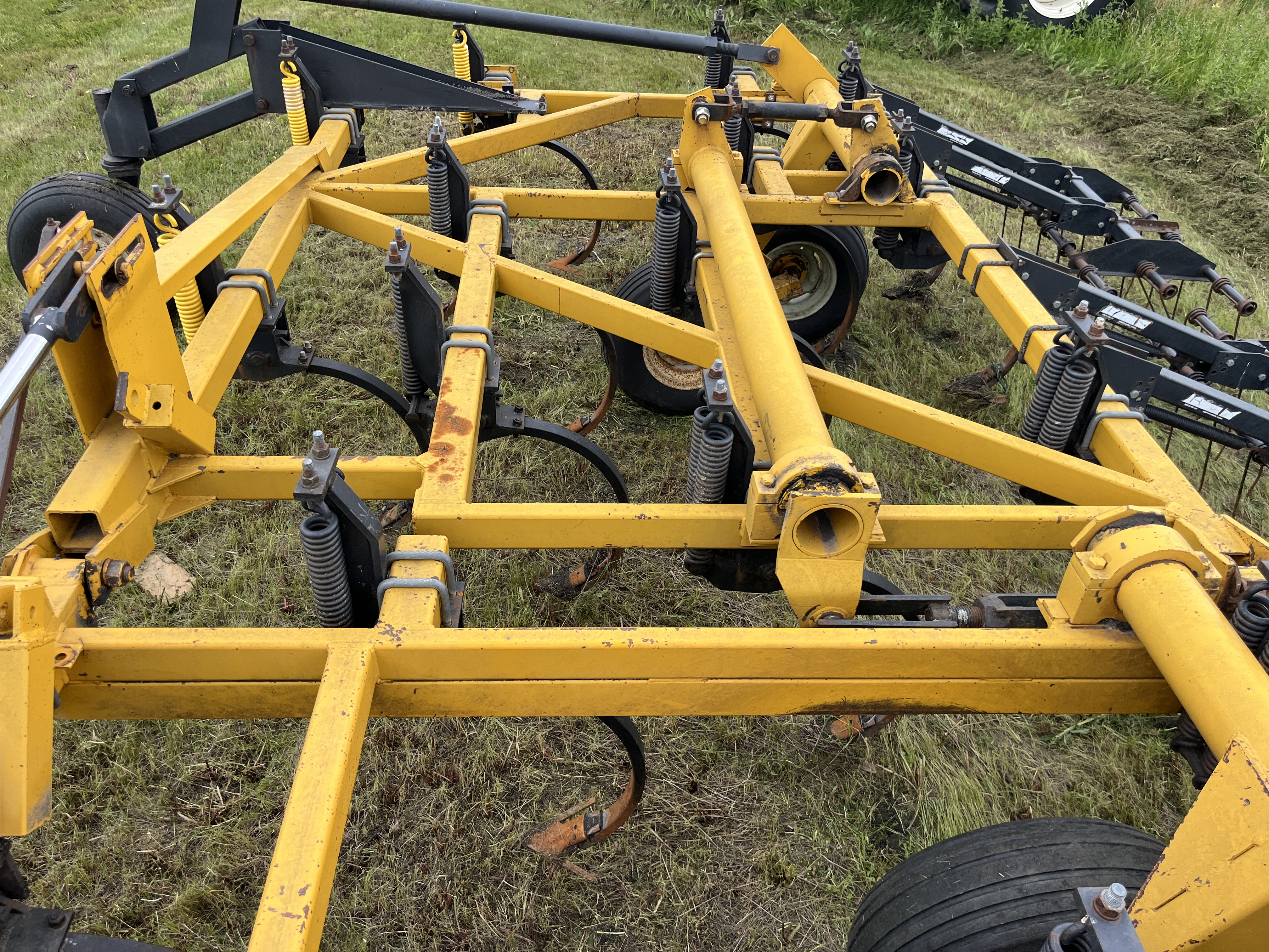 1990 Ezee-On 7400 Field Cultivator