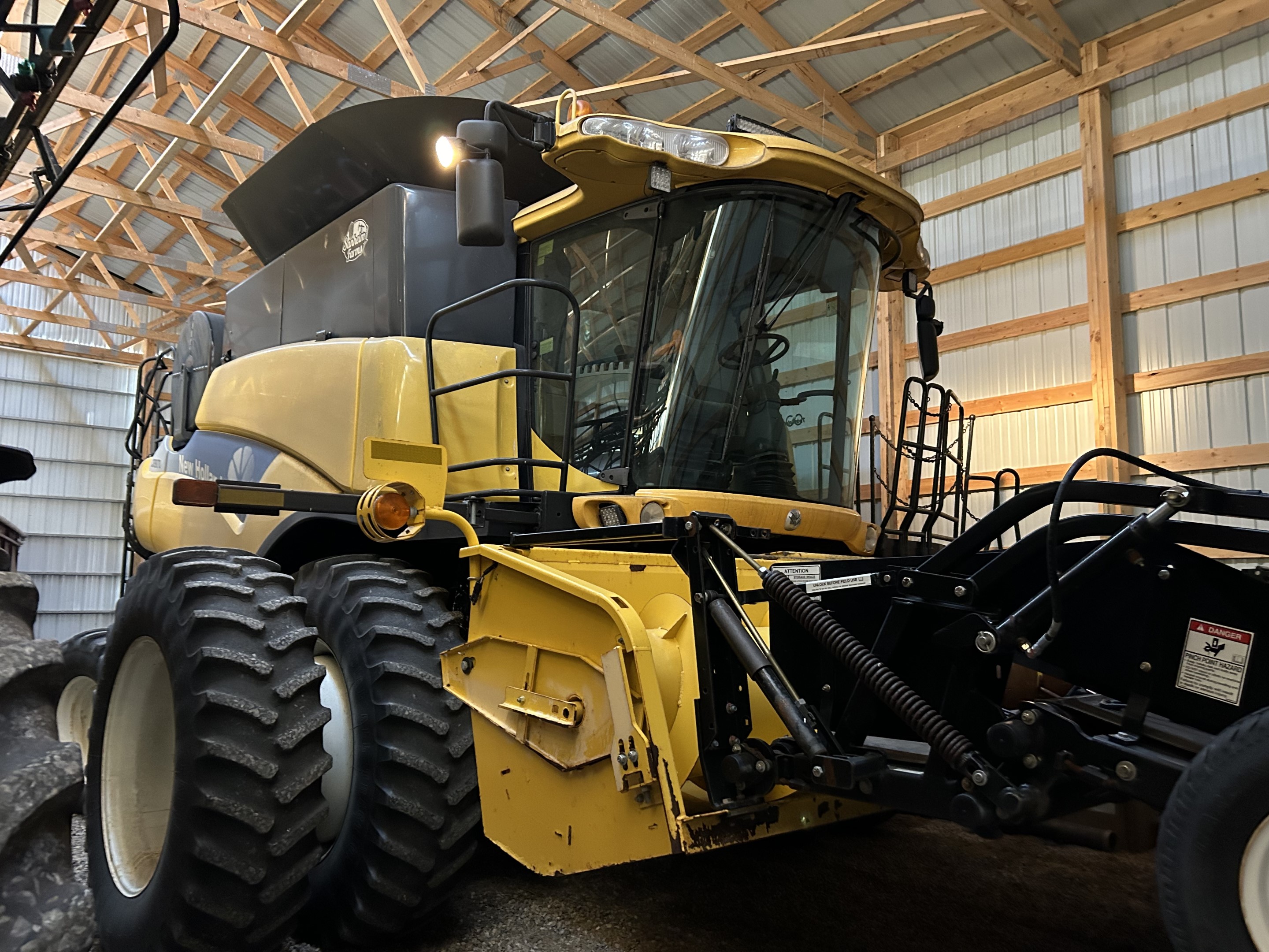 2008 New Holland CR9070 Combine