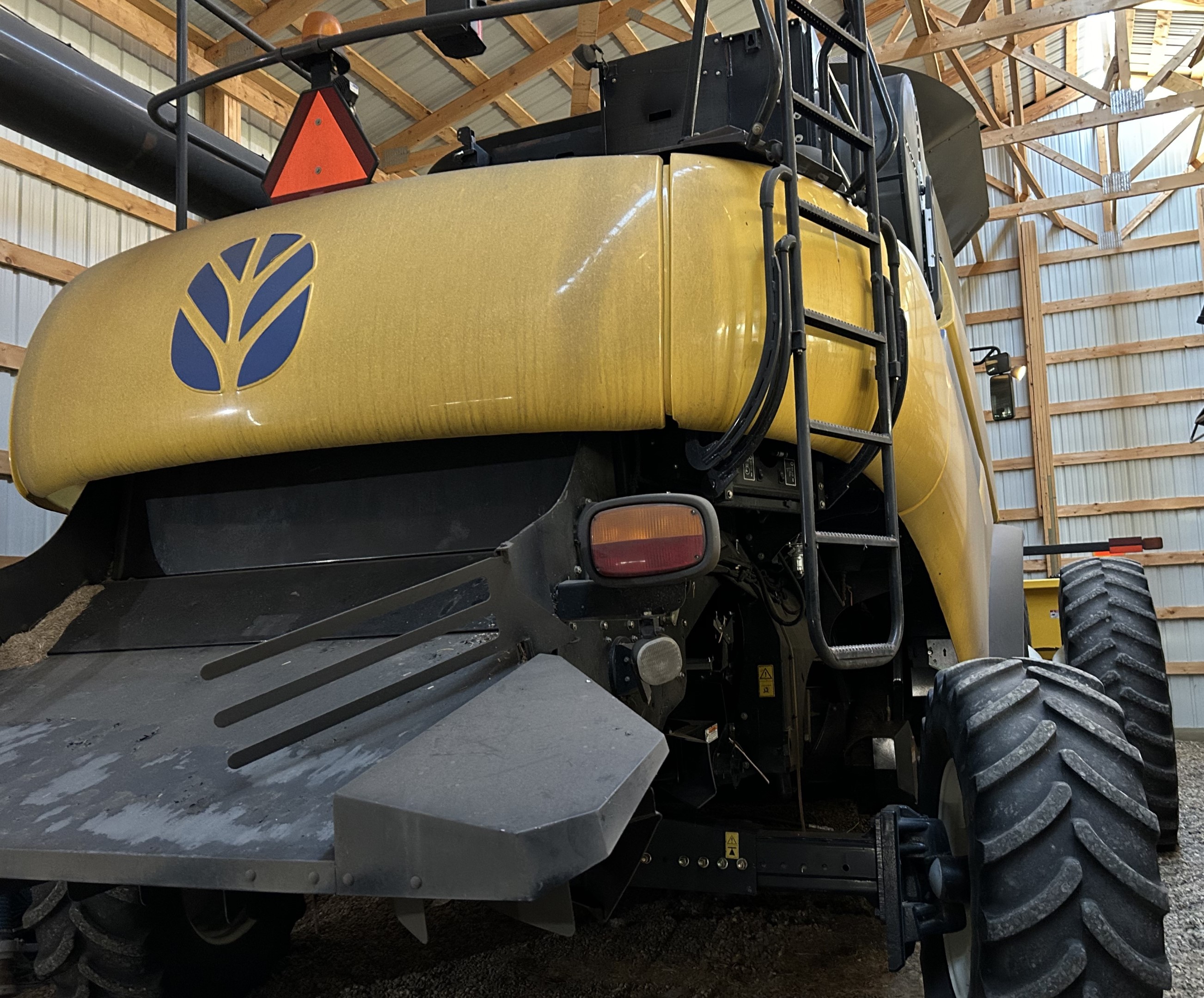 2008 New Holland CR9070 Combine