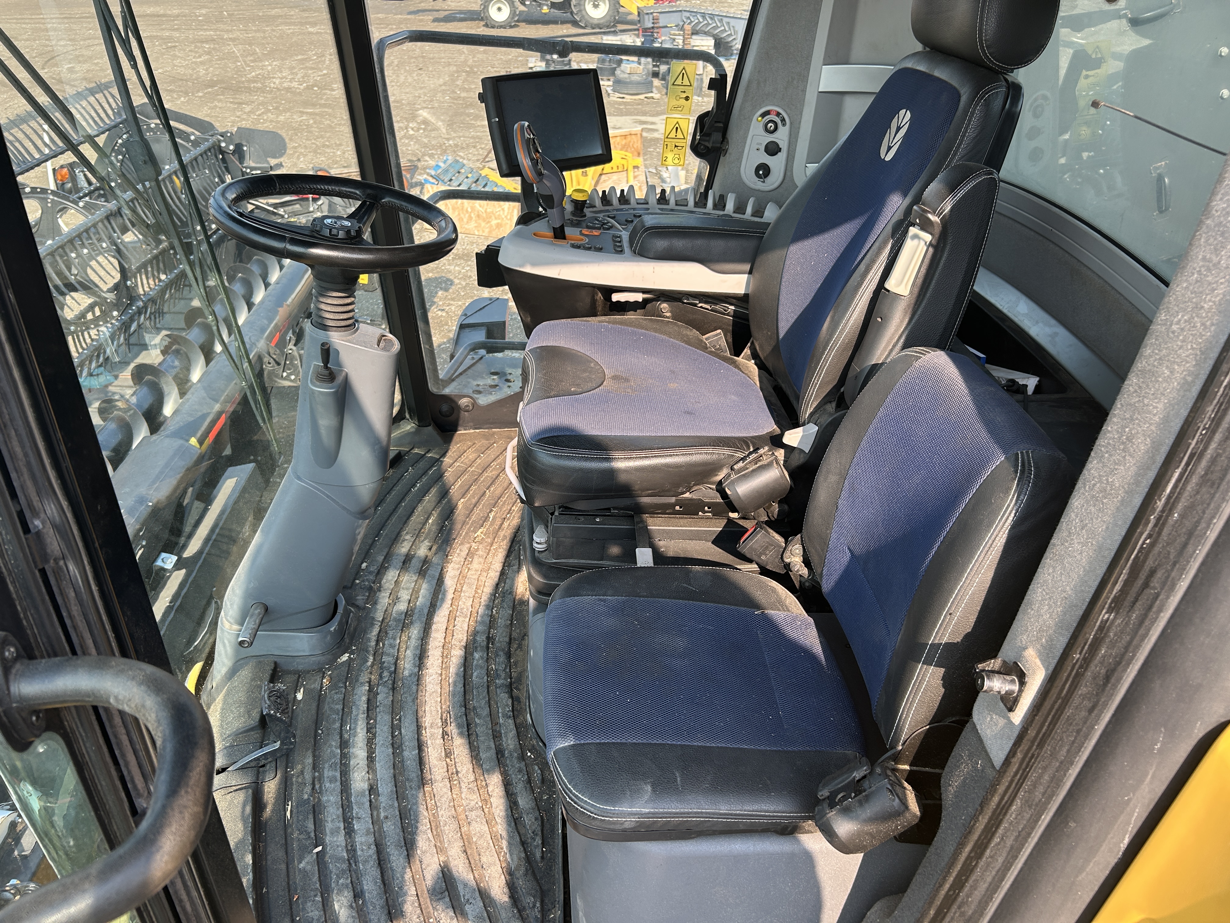 2017 New Holland CX8.90 Combine