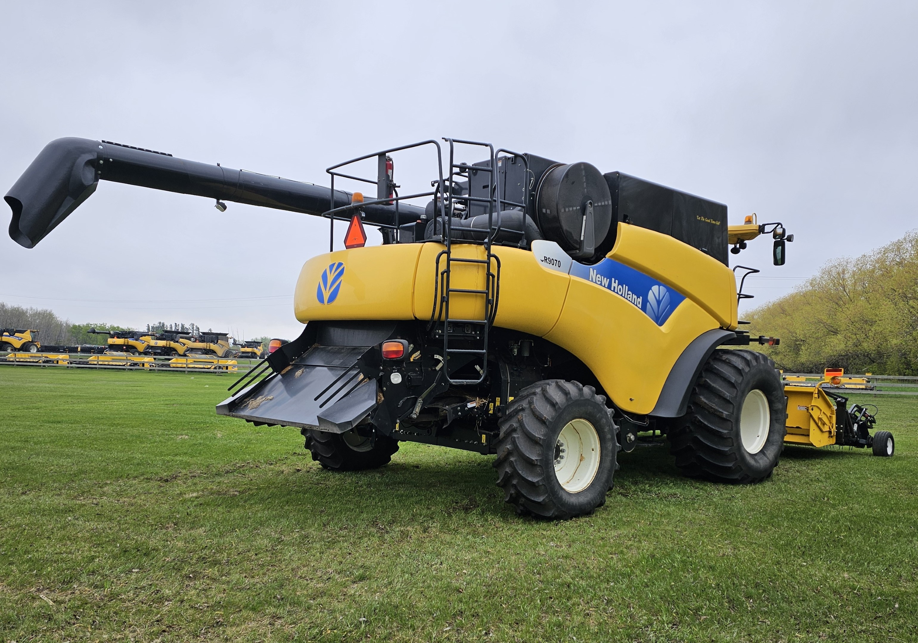 2009 New Holland CR9070 Combine