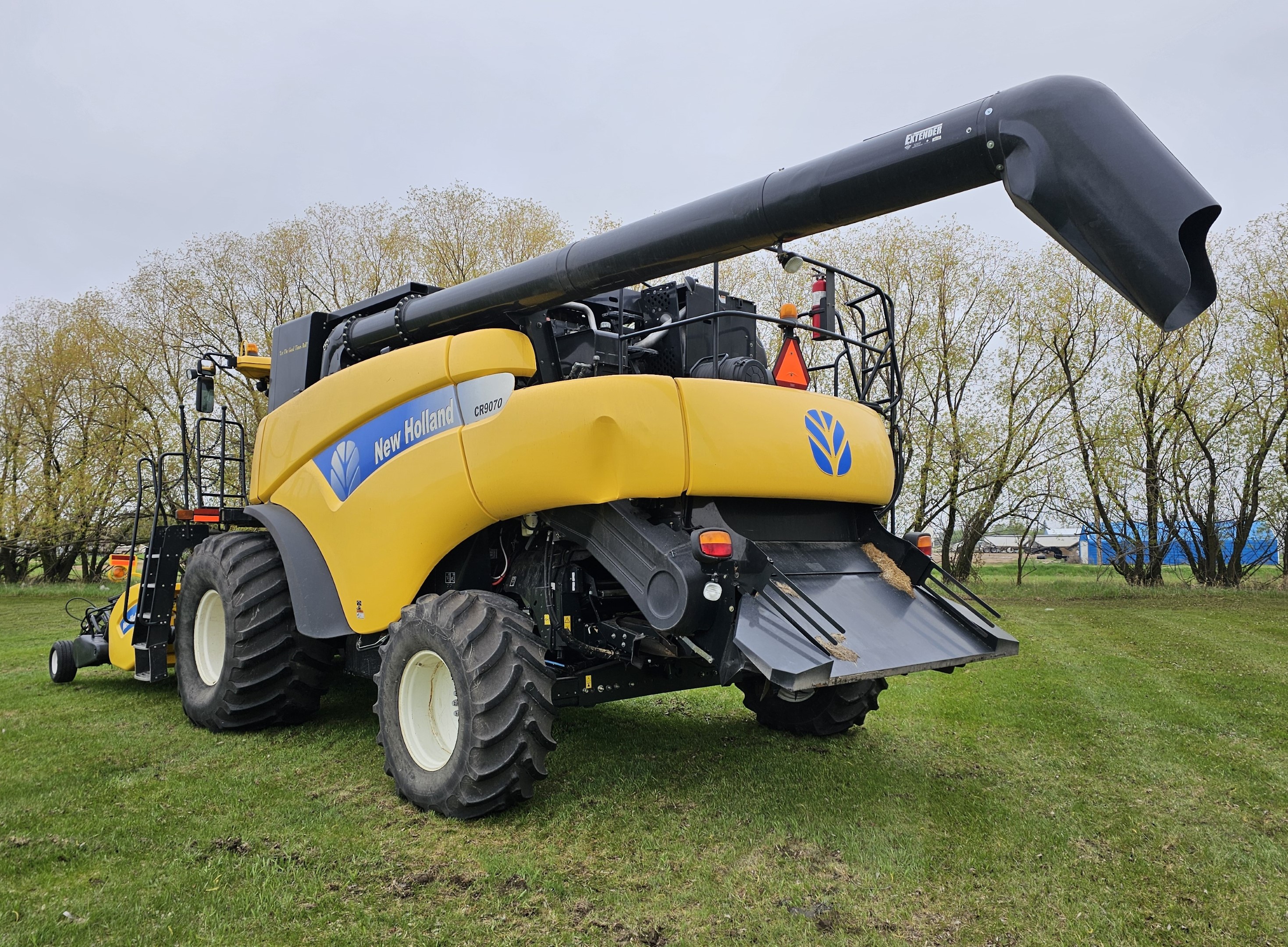 2009 New Holland CR9070 Combine