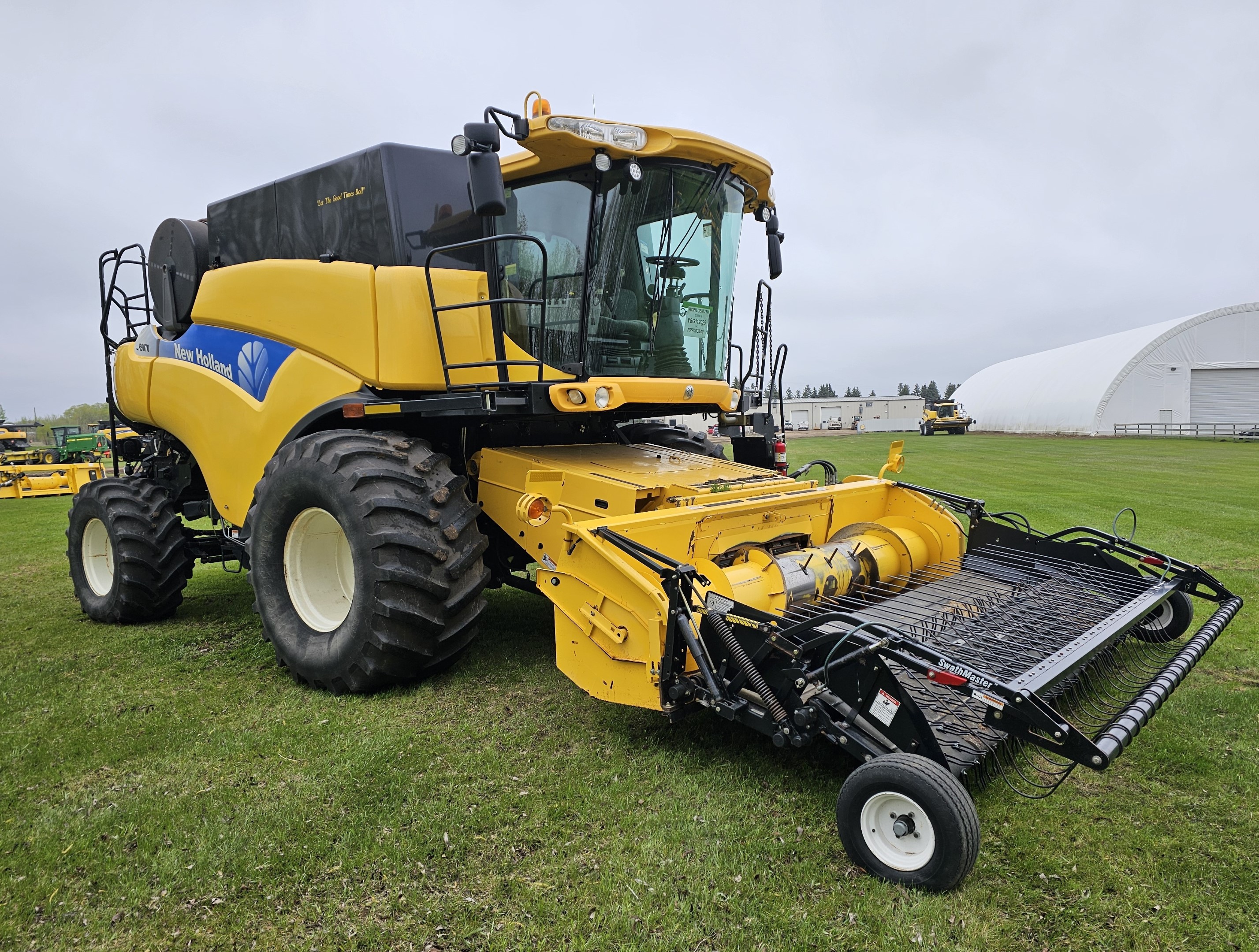 2009 New Holland CR9070 Combine