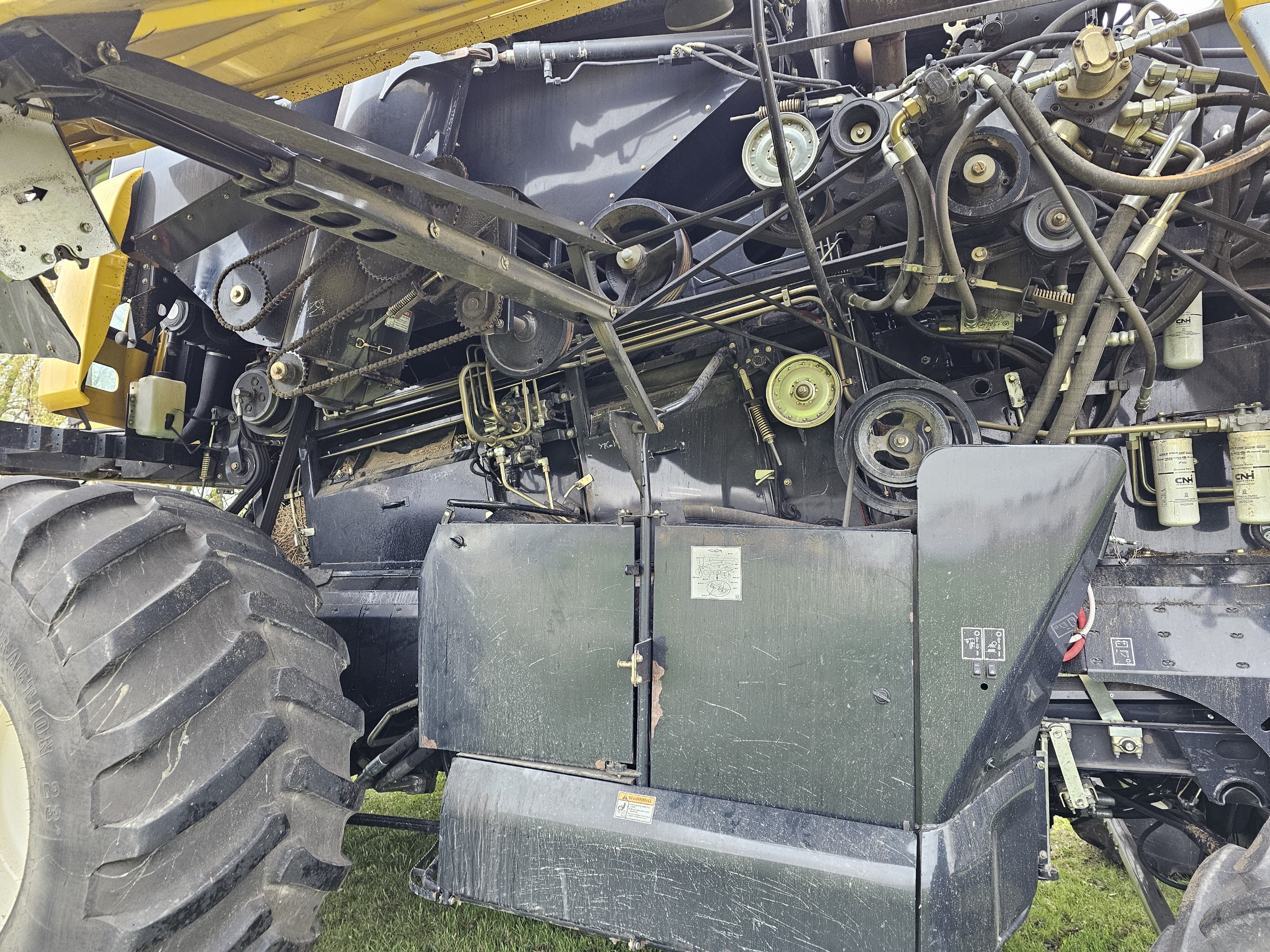 2009 New Holland CR9070 Combine