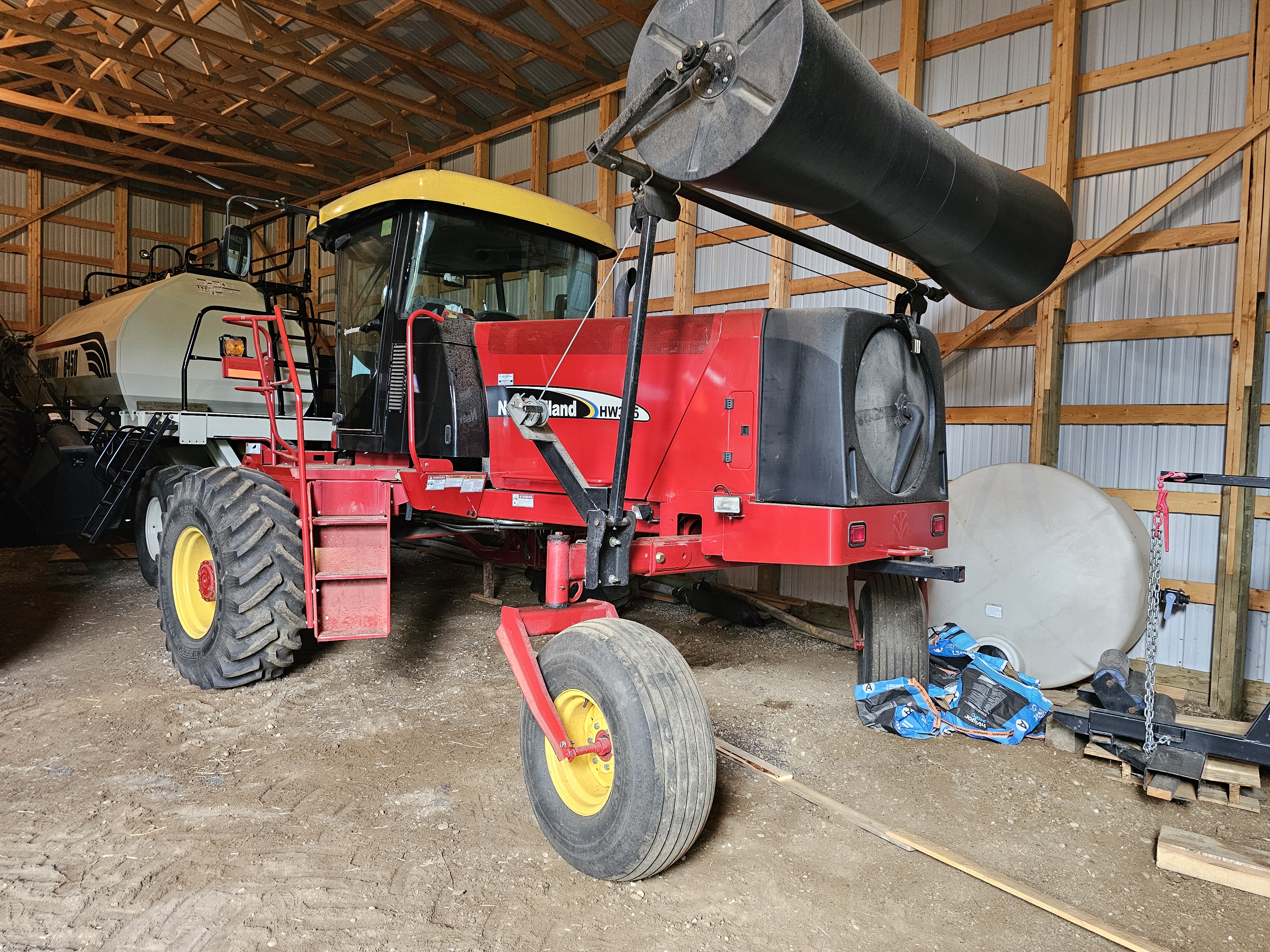 2007 New Holland HW325 Windrower