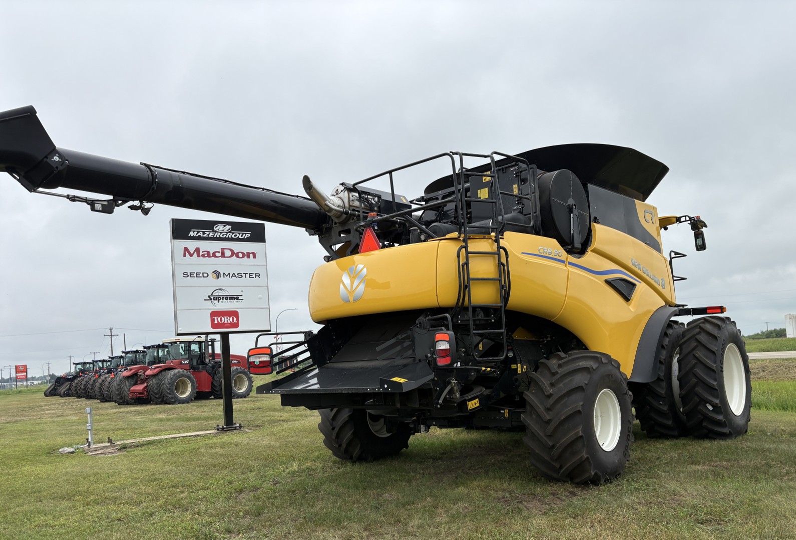 2025 New Holland CR8.90Z Combine