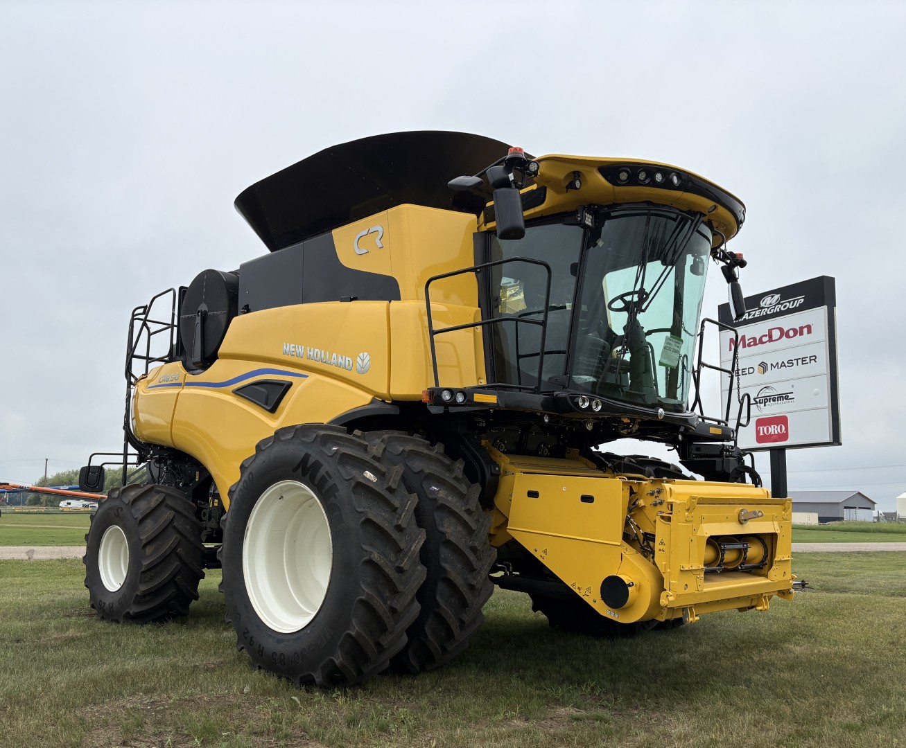2025 New Holland CR8.90Z Combine