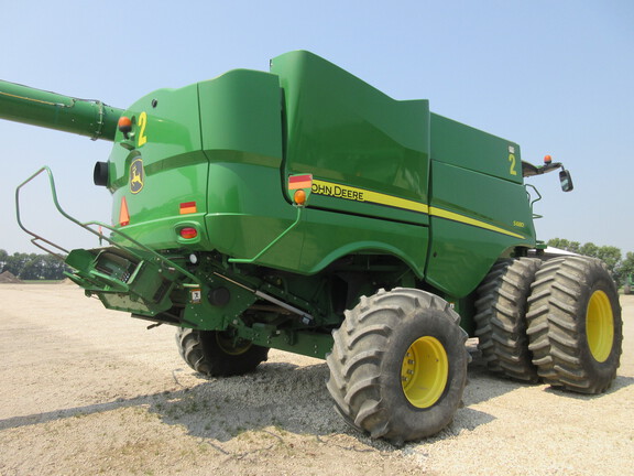 2016 John Deere S680 Combine