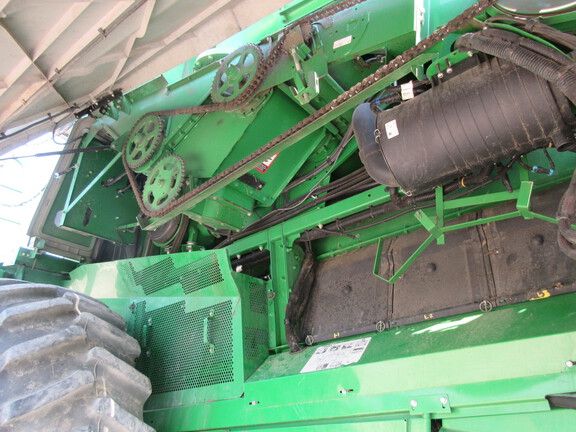 2016 John Deere S680 Combine