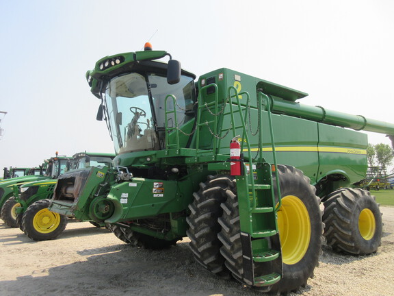 2016 John Deere S680 Combine