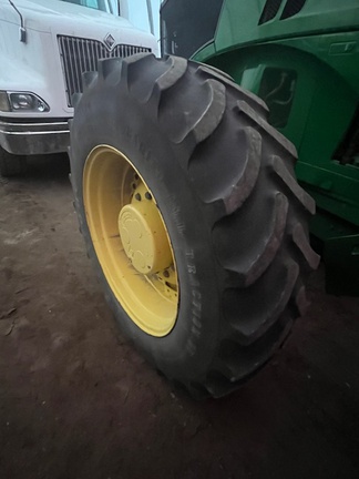 2015 John Deere 7210R Tractor