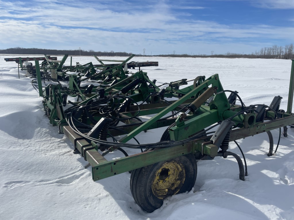 1986 John Deere 685 Chisel Plow