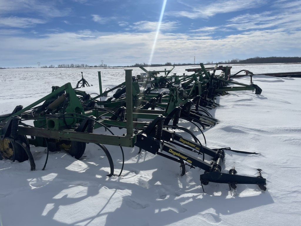 1986 John Deere 685 Chisel Plow