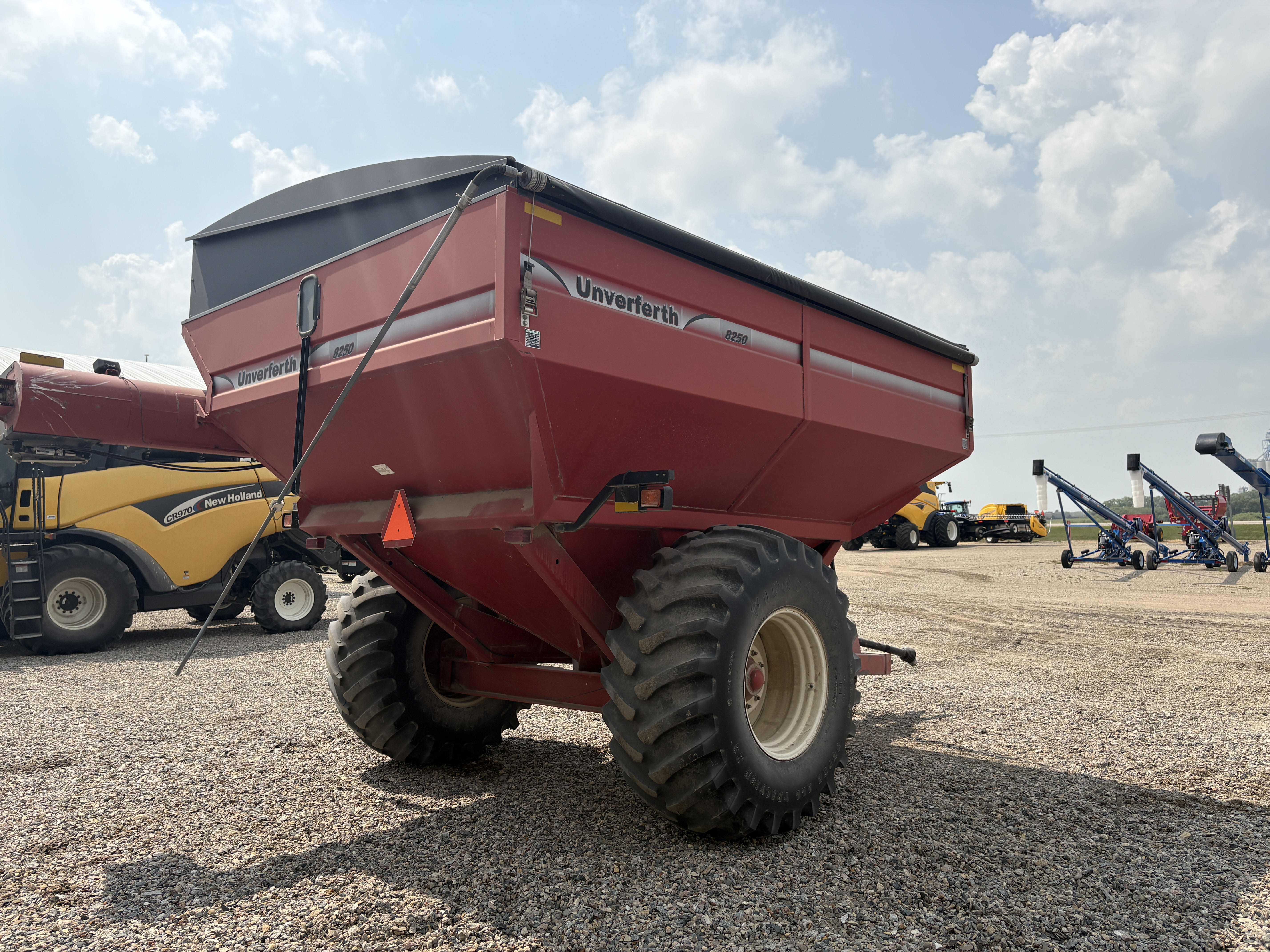 2007 Unverferth 8250 Grain Cart