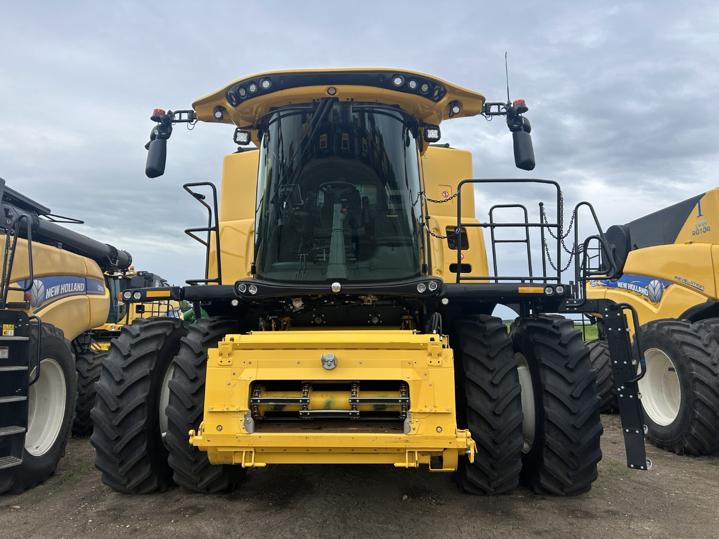 2025 New Holland CR9.90Z Combine