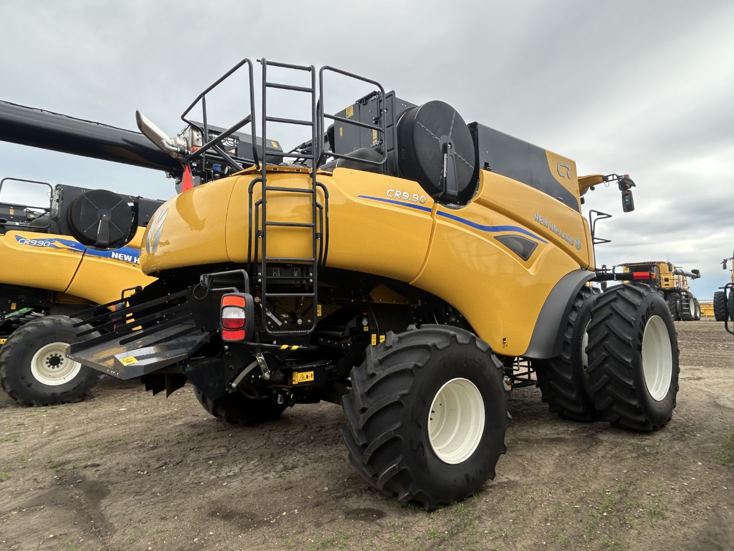 2025 New Holland CR9.90Z Combine