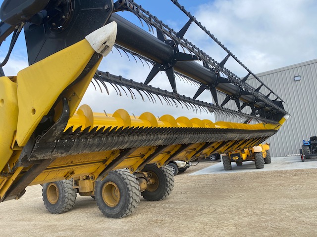 2011 New Holland 740CF-35F Header Combine