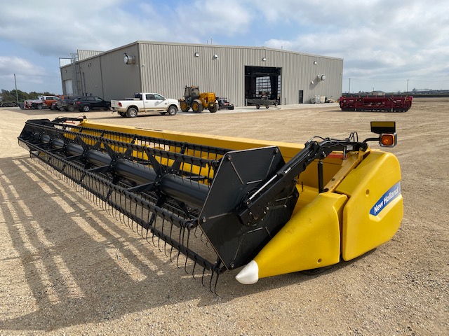 2011 New Holland 740CF-35F Header Combine