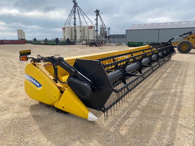 2011 New Holland 740CF-35F Header Combine