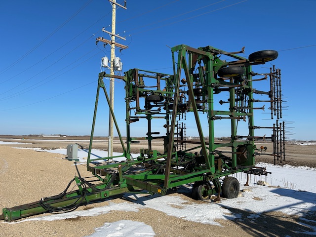 John Deere 1650 Chisel Plow