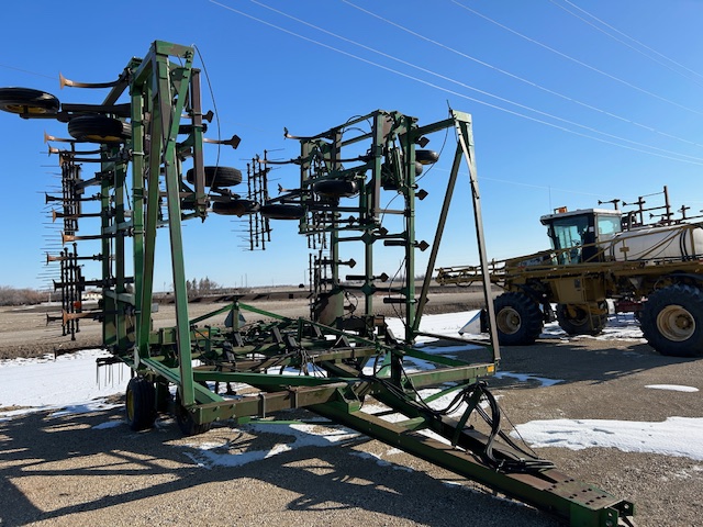 John Deere 1650 Chisel Plow