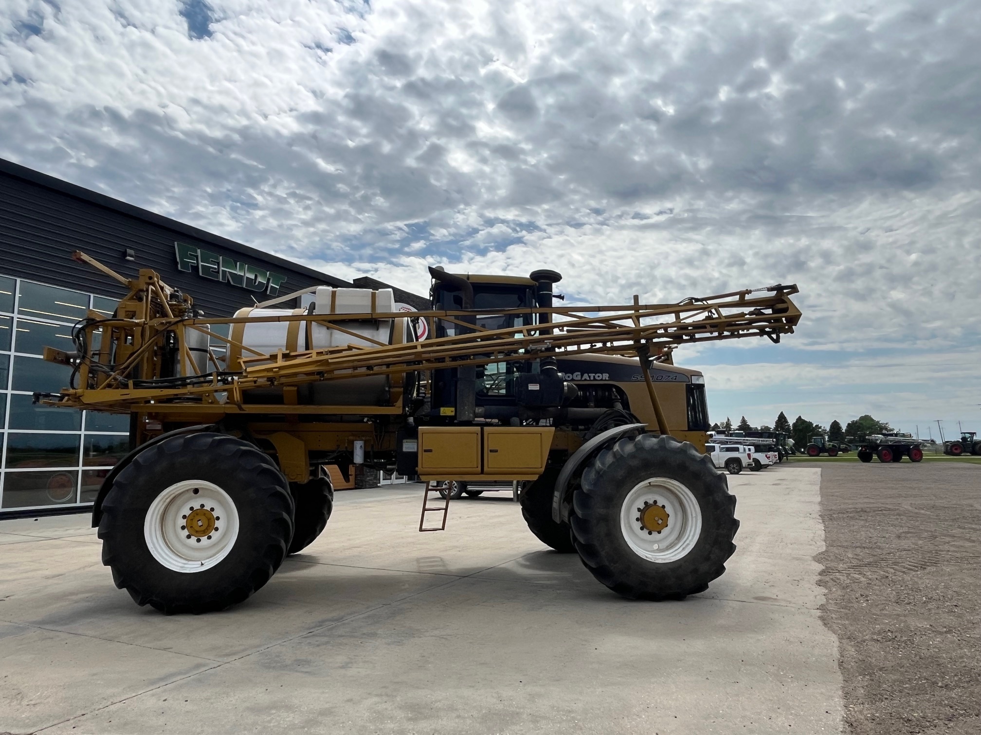 2007 RoGator SS1074 Sprayer/High Clearance