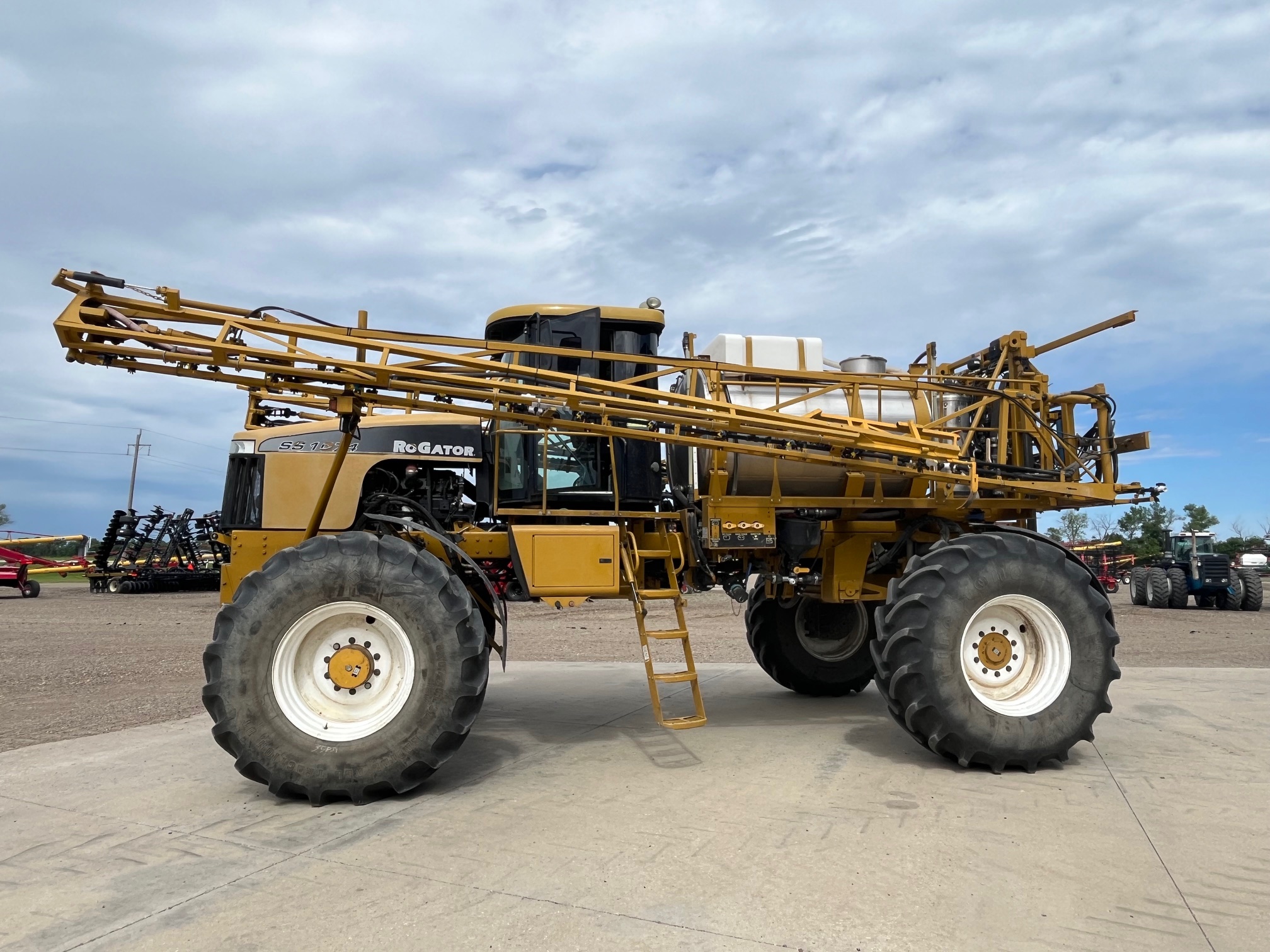 2007 RoGator SS1074 Sprayer/High Clearance