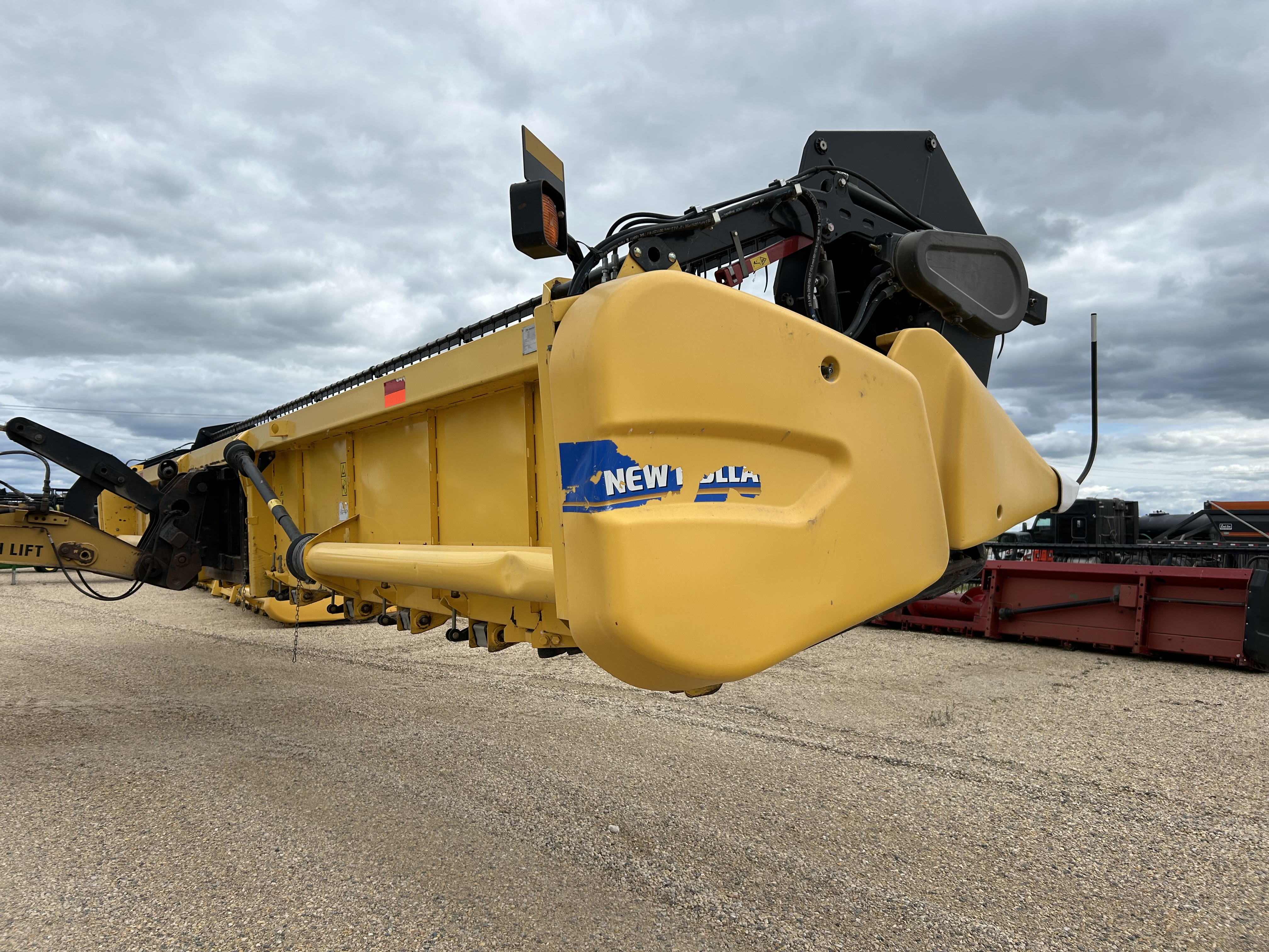 2013 New Holland 740CF-35F Header Combine