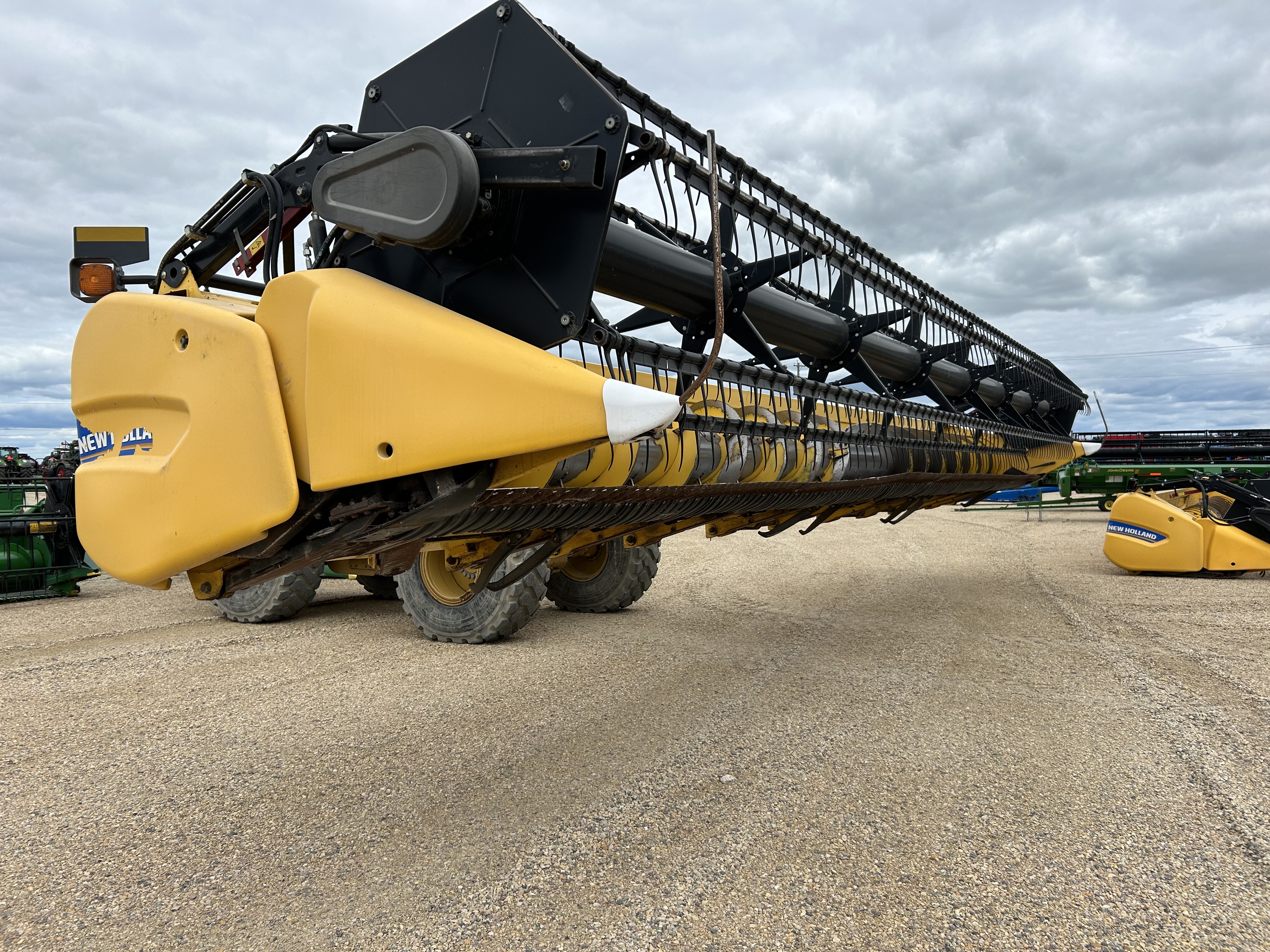 2013 New Holland 740CF-35F Header Combine