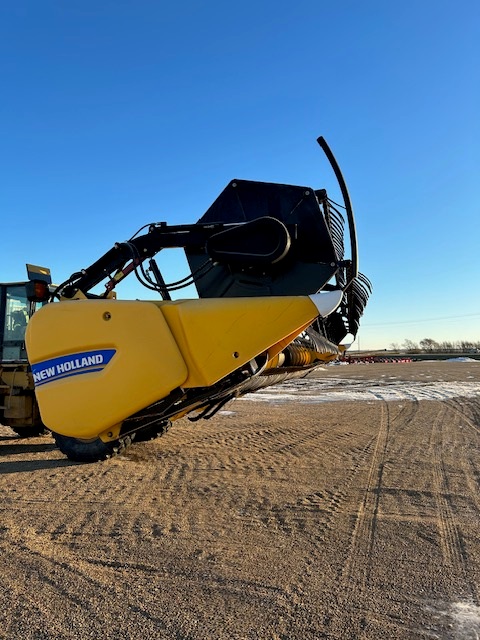 2013 New Holland 740CF-35F Header Combine