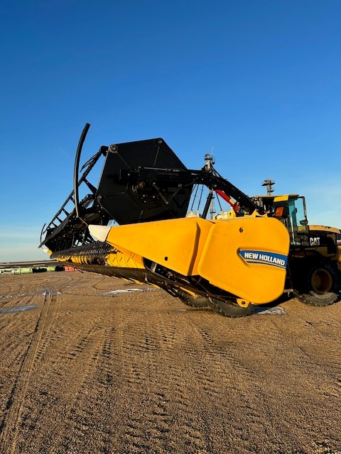 2013 New Holland 740CF-35F Header Combine