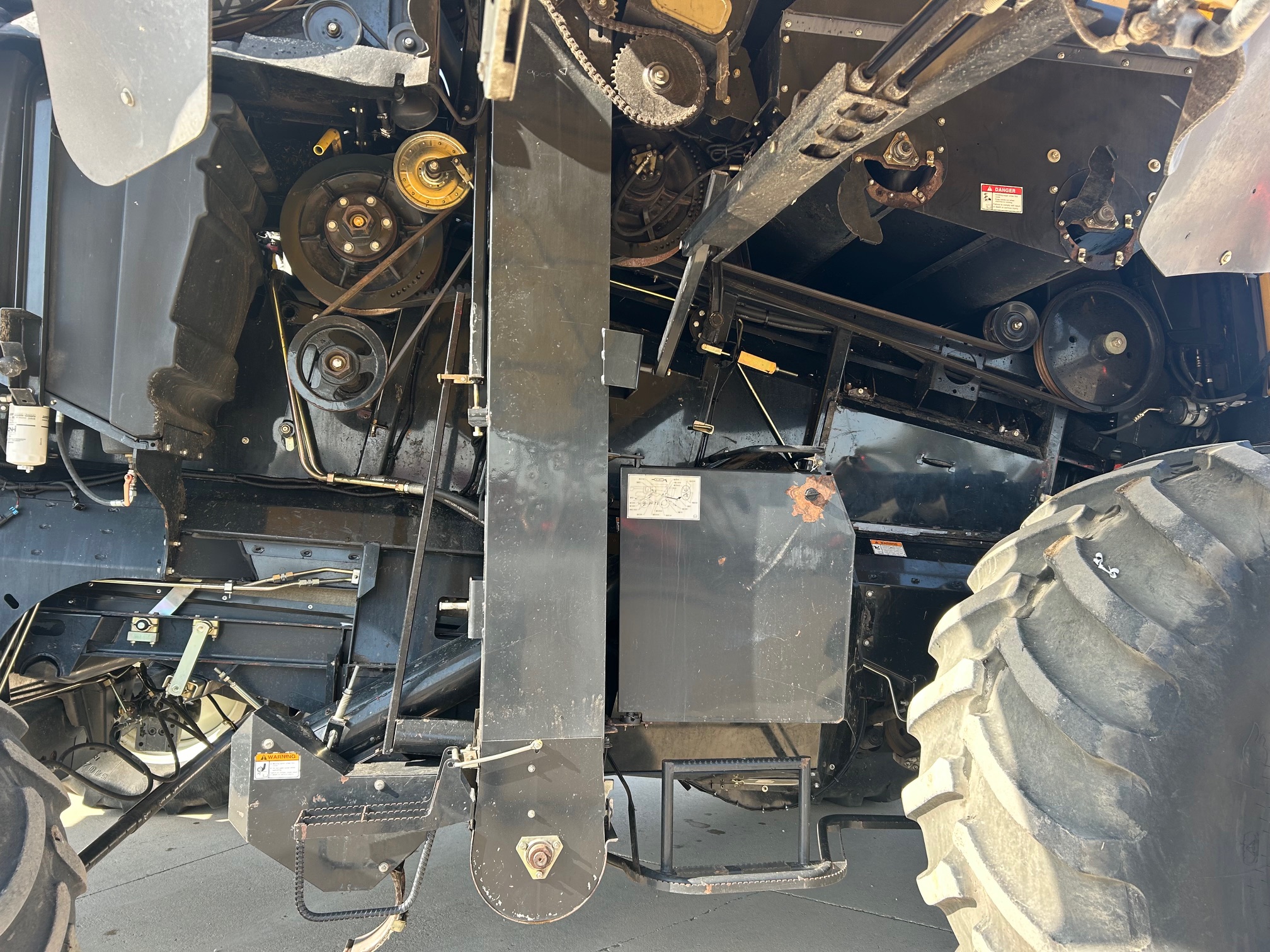 2009 New Holland CR9070 Combine