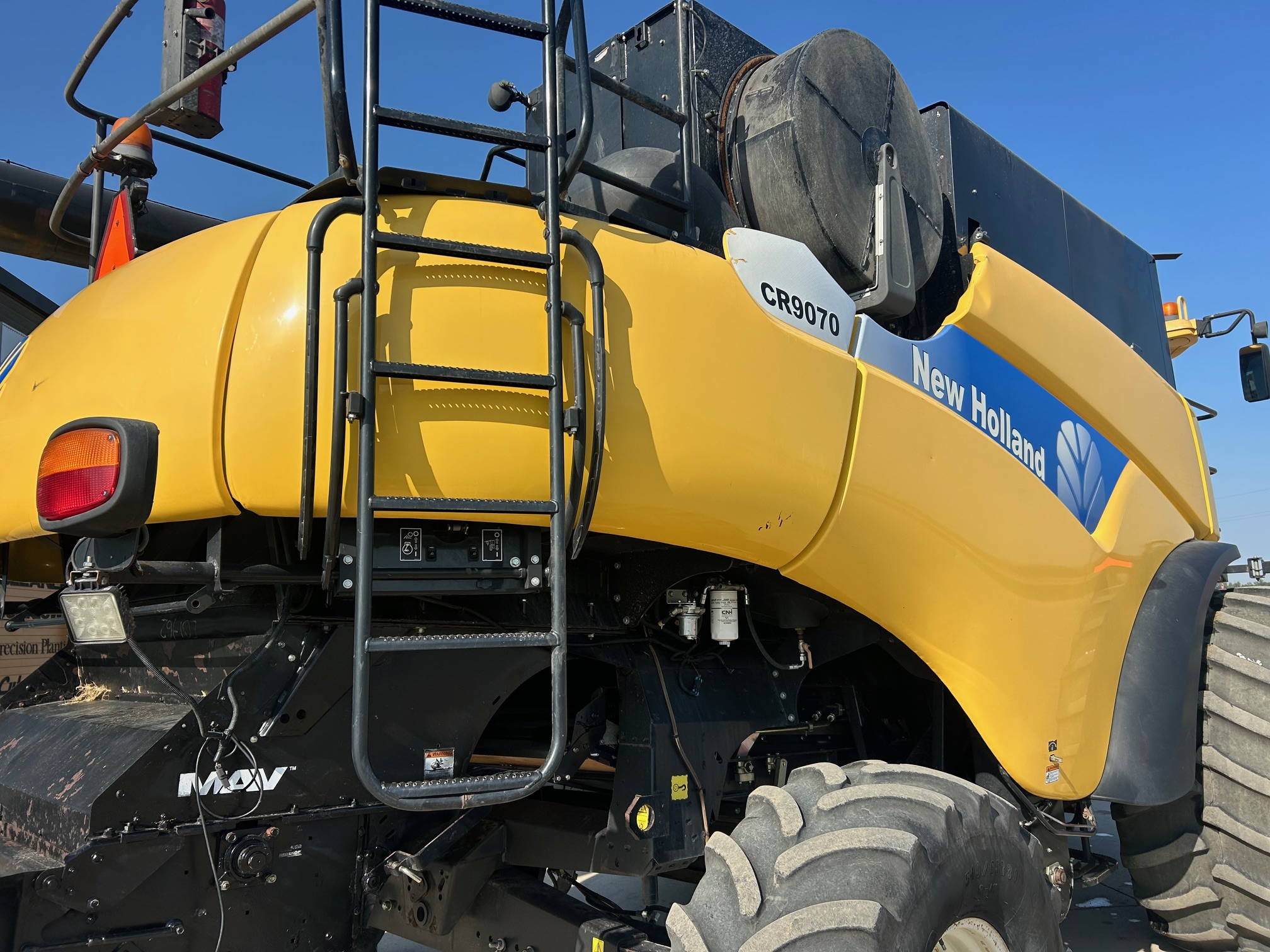 2009 New Holland CR9070 Combine