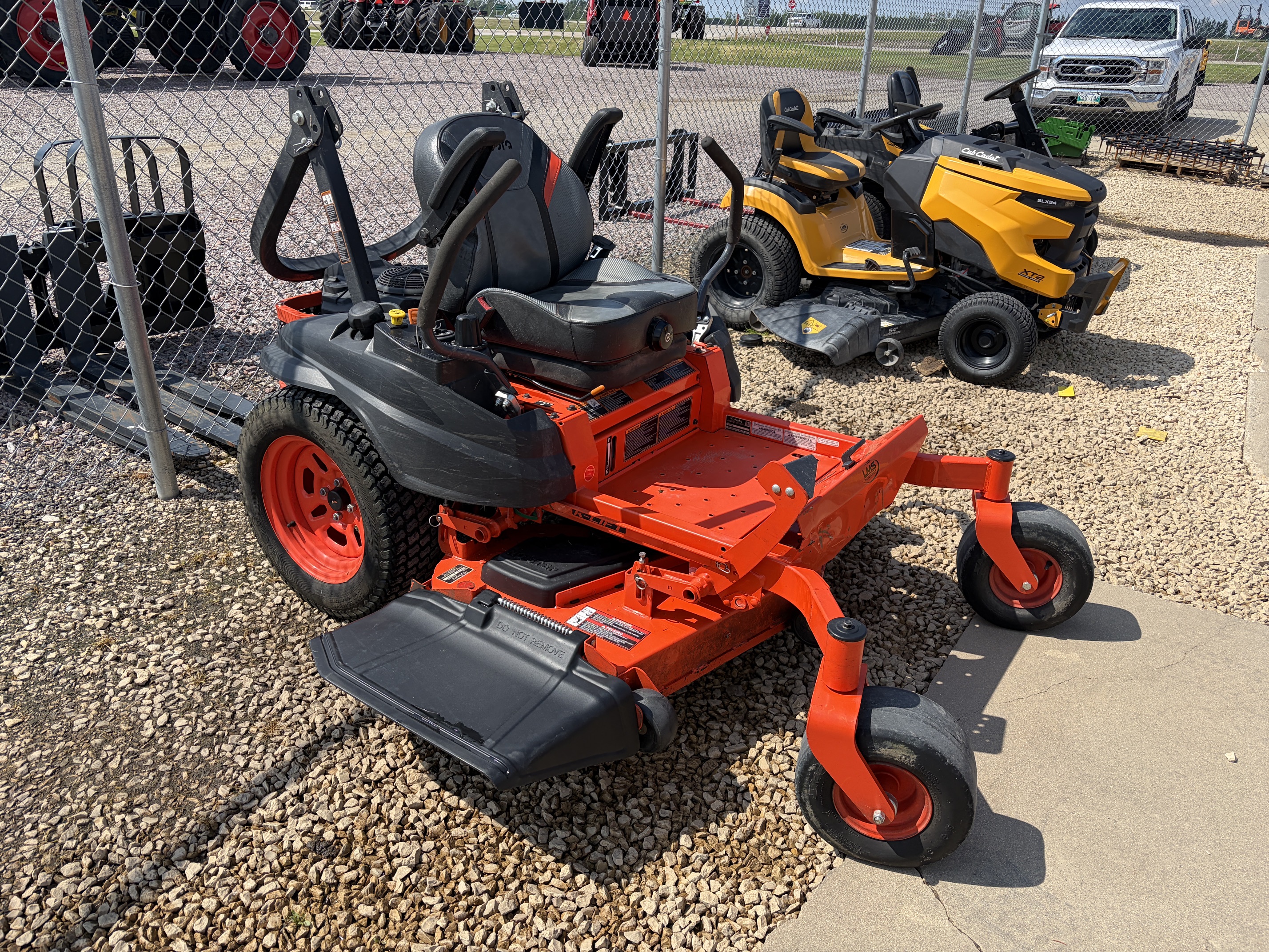 2023 Kubota Z422KW Mower/Zero Turn