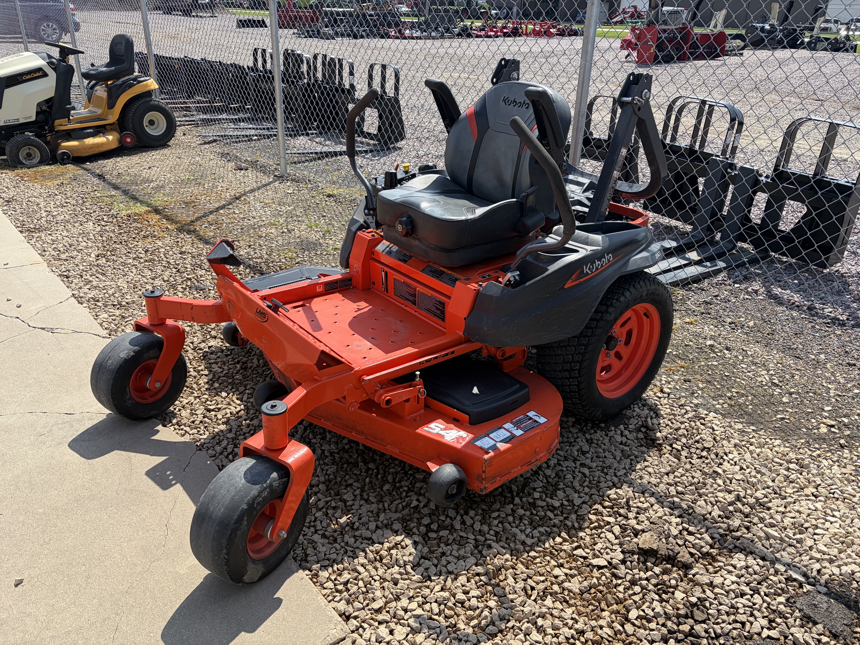 2023 Kubota Z422KW Mower/Zero Turn
