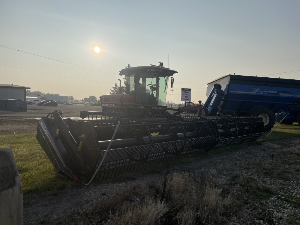 2005 Prairie Star 4952I Windrower